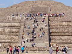 月のピラミッドは2番目に大きいピラミッドですが、ここで儀礼などが行われたことがわかっており、テオティワカン遺跡にある建物の中で最も重要な役割を持つピラミッドだと推測されています。