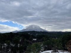 朝。
ロイヤルホテル大山のお部屋から見えた大山。