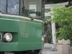 ⑤江ノ電

鎌倉と藤沢を結ぶローカルな単線電車です。しかし人気の電車で満員でした。