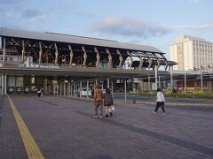 ●JR/高知駅

現在の駅舎が開業したのは、2008年です。
もうすっかり高知市の玄関として定着しています。
とっても綺麗で、温かみがあって、いいと思います。