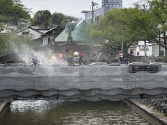 ハットリくんのカラクリ時計の橋

定刻でハットリくんがでてきます