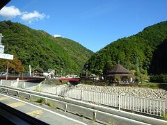 茅葺き屋根の建物が見えます。