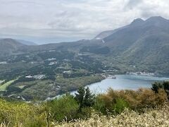 湖尻峠の手前での眺め。大涌谷・桃源台・湖尻が一望できます。