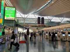 羽田空港めちゃ混みとのことで早く行ったら、全然すいてました(^^ゞ
チェックインの時点でアップグレードの空席待ち変わらず、エコノミー1席ビジネスが3席残ってるのみとのこと&#128517;