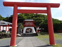 龍宮神社　縁結びの神様
浦島太郎と乙姫様が出会ったという
幸せな気持ちが高まるような紅白の門