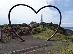 岬の先の方に行くとハート型の門の向こうに灯台が見えてきた
「恋する灯台」に認定されている