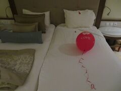 部屋に帰るとベッドはこんな感じに。枕チップ置いたせいね。後で話を聞くとチップを置いていないが風船だけあったと言われた方が。少し休憩してホテルで夕食です。

