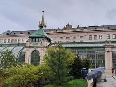 オペラからブルクガーデン公園内を歩いていくと雨傘の向こうにパルメンハウスが見えてきました。この温室の様な、博物館の様な建物がレストラン？！