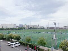 しんよこフットボールパークのお子様サッカーを眺めながら新横浜駅を目指します。