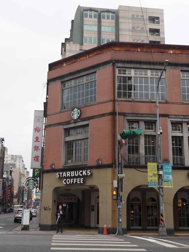 今日も寒い！！<br />朝8時くらいに出て歩いて朝ごはんへ向かいます。<br /><br />おしゃれな外観のスタバ。