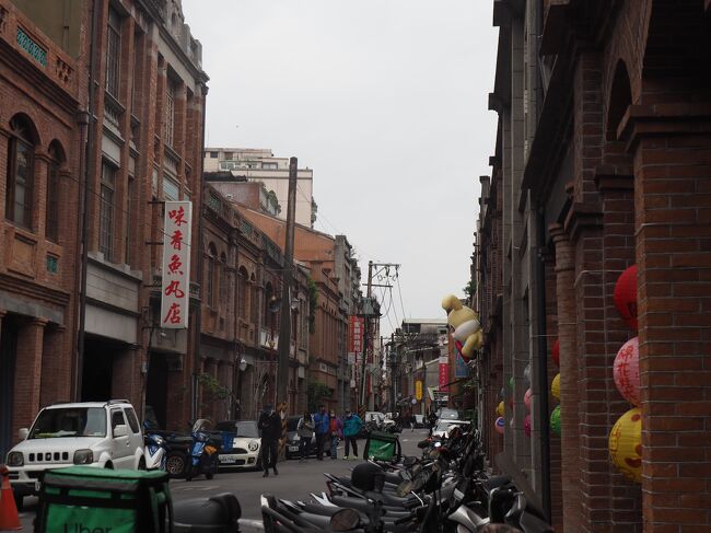 いろんなお店を見ながら歩きます。<br />前よりおしゃれなお店が増えている！！<br />そしてやたら行列ができているお店があるなと思ったら、大体いちご大福のお店ｗ<br /><br />好きだった新點子食品が移転してしまって、そこまで歩きました。<br />迪化街を抜けて大橋頭駅の出口の目の前にあります。（写真撮り忘れた）