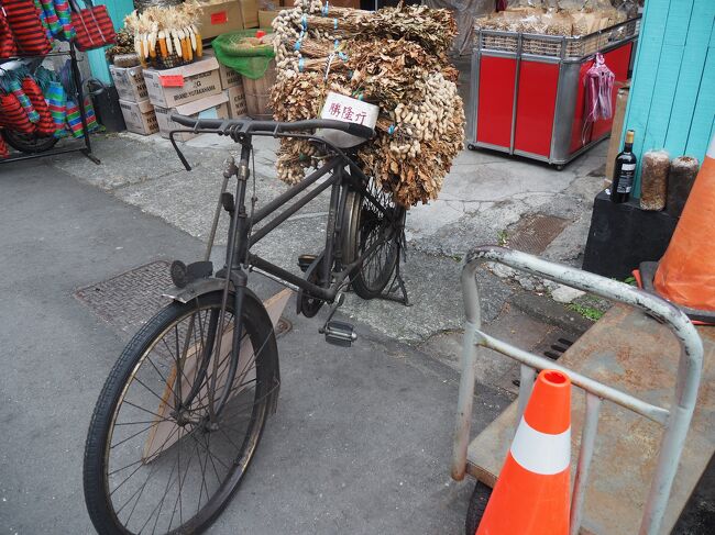 新點子食品で買い物をして、また迪化街を歩きます。<br /><br />写真は大量のピーナッツを乗せた自転車