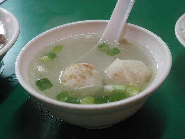 こちらは魚のすり身のスープ<br /><br />あー美味しかった！<br />お店の方もとても親切でした！