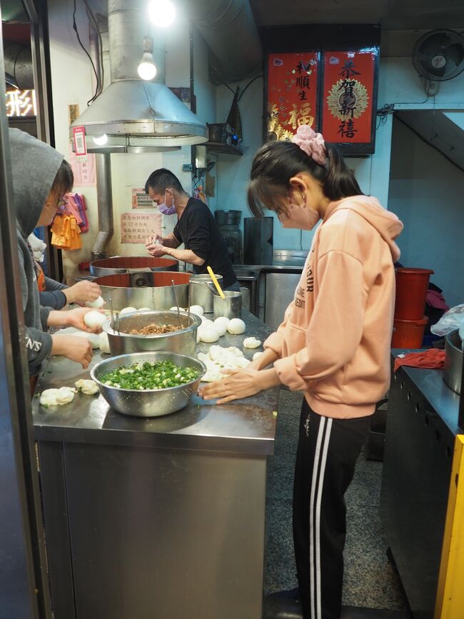 せっせと包んでいます<br /><br />焼き上がりを待ってちょっとだけ並んでいたのですが、焼きあがったあとはすぐに買うことができました。<br /><br />このあとホテルへ戻ります。