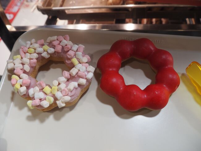 ミスドに珍しいドーナッツがあったのでおやつに買います。<br />両方ともリンゴ系の味。<br />コーラもリンゴ味があったし、台湾ではリンゴが季節なのか人気？なんですかね～。