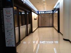 エレベーターで上がると突き当りに大韓航空のラウンジが。

金浦空港にはJALのラウンジというのはなく、
ワンワールドでなくスカイチームだけどコード
シェア便だから？、大韓航空のラウンジが使えます。

ちなみに手前はアシアナ航空のラウンジでした。