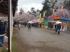弘前城公園内には沢山の出店が出て賑やかでした。
左にはテント付きの休憩所もありました。