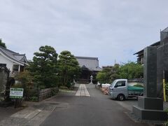 その神社の前から線路側の方へ奥に入ったところには日蓮宗の昌原寺

元和元年に渡辺本陣に投宿したお万の方(頼宣･頼房の母)は､南無妙法蓮華経のお題目が聞こえて本陣の主人と一緒に庵に入り､読経を聴聞された後に庵主の地主庄司七左衛門を呼んでこの地に一山を構えるように要請した

ということで､家康の側室のお万の方が開基となっています