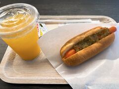 朝市のミュースカイに乗ってセントレアへ。
チャウダーズカフェでホットドッグとオレンジジュース！