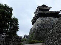 松山城を東雲口から登山道を登りまして・・皆さんロープウェーやリフトで上ってるけど、自力で歩く。お天気がいまいちだけど、昨日は大雨だったから、今日はマシ。