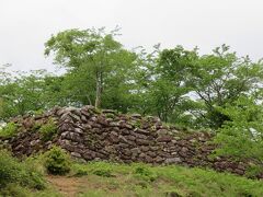 赤木城跡・・・天空の城跡

赤木城は、築城の名手・藤堂高虎によって作られた、中世と近世の築城法を併用した平山城

近世城郭の萌芽ともいうべき城郭機能の面影残る国指定史跡

主郭には桜が多い　桜の名所

桜の季節は終わりを告げ　今は新緑の季節

石垣残る城跡が周りの風景に溶け込み　荘厳な雰囲気醸し出しています





