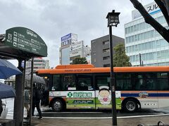 三島駅から東海バスの三島スカイウォーク行きに乗り込みます。
バス停は行列ができていて、車内も混み合っていました。