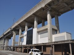 　次は新幹線高架下にある森本駅です。