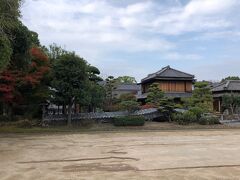 地震で、多くが崩れています。