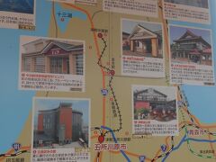 4月19日（水）、今日は津軽鉄道で芦野公園へ行きます。
桜のトンネルの中を列車が通過する映像で日本中ではなく
世界中でも有名な観光地です。
JRで五所川原まで行き、ここで津軽鉄道に乗り換えます。
私たちが購入した「津軽フリーパス」は金木駅までしか使えませんので
金木駅～芦野公園駅の1駅分のチケット（一人180円）は別途五所川原駅
で購入しました（もう一駅分ぐらいおまけしてくれたら良いのに）。
津軽鉄道はローカル線の雰囲気が残された鉄路で乗っていても懐かしい
気持ちになりました。

弘前を旅している間面白いことがありまた。
秋田駅から弘前駅に向かうとき私たちの座席の前に旅のご夫婦が
座っていました。
荷物や雰囲気から外国からの旅人のようです。
ご主人は居眠りしているようでした。
弘前駅で降りるときに奥様が先に立ち上がりご主人の手を取り
出口に歩き始めました。
その時に気が付きましたご主人は目が不自由な方だったのです。
そして足の運びがつらそうでした。
奥様はご主人の足元を気にしながらゆっくりとしたペースで
歩いています。
ホームから改札口へ行くエスカレーターには長い列ができました。
私が待っていると彼らは私たちの前を通り過ぎようとしましたので
私はアイコンタクトとジェスチャーで「どうぞ私たちの前に
入ってください。」と伝えました。
奥様は少し驚いたような顔をしましたが「ありがとうございます
（”Thank you.”か”謝謝”と言ったか聞こえませんでしたが）。」
と軽く会釈して私たちの前をエスカレーターを登っていきました。
彼らとまた会ったのは芦野公園駅に行くときです。
JRで弘前駅から五所川原駅に行くときに彼らは私たちの座席の
前に座りました（これってシンクロニシティ（意味のある偶然性）？）
でも彼らは五所川原の前の駅で下車していきました。
どこに行くのだろう？。
（後でわかりましたが「陸奥鶴田駅」で下車し
「鶴の舞橋」に行ったのでしょう。）
更に驚いたことに函館でも会いました。
4月23日（日）の函館最終日にラッキーピエロで夕食を
食べようとしたときです。
お客様で混んでいて30分待ちのため食事をあきらめて
階段を降りようとしたとき彼らが階段を登ってきました。
（ラッキーピエロは2階にありました）
私は驚いたのですがお店の状況を伝えようとして中国語で
「人満了。要等了（人でいっぱい。私達は待たなくてはいけません）」
と伝えました。
でも彼らは怪訝な顔をしているだけで階段を登り始めました。
（困ったなあ…。私の中国語は発音が悪すぎて伝わらないんだ。）
突然連れ合いが英語で説明しました。
「There are long queues.we have to wait.
（長い行列ができています。私たちは待たなければなりません。）
奥様とご主人が” long queues”という言葉に反応しました。
私の中国語の普通語は伝わりませんでしたが
”queues”という言葉に反応したところを見ると
彼らは香港かシンガポールからの観光客と推測されます。
（どうりで私の”普通語”が伝わらないのだと自分なりに納得しました）
＜ご参考＞
「queue」とは、「行列・順番待ちを記載するリスト」
という名詞や「行列に並ぶ」という動詞の意味を持つ英単語である。
「行列」といった意味はイギリス英語圏で使われる表現で、
アメリカ英語圏では「line」を使うため、
「queue」を用いても伝わらないことも珍しくない。

偶然ですが3度も出逢うなんてなんと不思議なんでしょう。
（私たちの旅では時々このような出来事が時々起きます）
中国のことわざに
「有縁千里来相会、無縁対面不相逢」（水滸伝）
（縁有れば千里も来たりて相会い、縁無ければ対面すれども相逢わず。）
がありますが彼らとは何かのご縁があったのに違いありません。
「私たち弘前駅で会いましたよね？」と奥様に英語で伝えると
「ああそうですね。」と私たちのことを思い出されたようです。
旅をしているとこんなちょっとした出逢いが楽しくなります。


