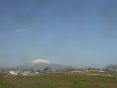 津軽鉄道の車窓から岩木山が望めます。
今日は晴天で絶好の観光日和です。