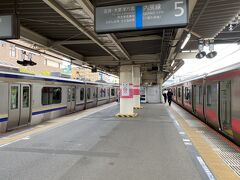 蘇我駅に到着。
左側の内房線に乗り換えます。