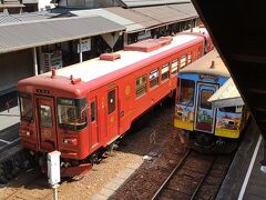 郡上八幡で６分停車時間が有るので鉄印が買えますが、跨線橋を渡らされます。

　ザ！鉄印！ＤＡＳＨ！！

万一乗り遅れてもいいように重いカバンを持って行き来します。
有人駅でも列車を出る時に乗車券が必要です。
乗っているのは赤くない方。