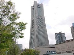横浜ランドマークタワーが近くに見えます。