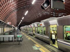 トンネルの中にホームがある珍しい駅