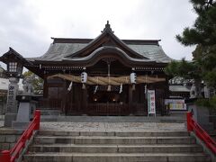 駅前には、八幡宮が。
神功皇后が三韓征伐の帰路に防風雨に遭い、ここに腰かけて伊田神に祈ったところ、嵐が静まったという言い伝えが。