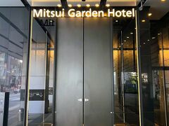 この日の宿は、名古屋駅から徒歩5分の「三井ガーデンホテル名古屋プレミア」。
交通費も宿泊費も食事代も全て3人できっちり割り勘なので、お手頃価格のホテルでした。

この自動ドアから入り、エレベーターに乗るとフロントロビーのある18階に直通で上がります。