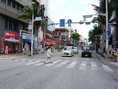 では、県内一の繁華街「国際通り」を牧志へ向かって歩きます～、

コロナ終息後は一気に観光客が戻り始めたと連日ＴＶニュースで放映してました。

これで少しは観光も立て直すことが出来るのでしょうか？。

＊詳細は以前のクチコミでお願いします