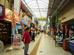 牧志界隈の「市場本通り商店街」へと入って行きます～、

意外にも団体さん達がいなくてスッキリとした雰囲気です…、個人の観光客が買い物してるようです。

＊詳細は以前のクチコミでお願いします