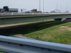 多摩川原橋。交通量が多い橋です。