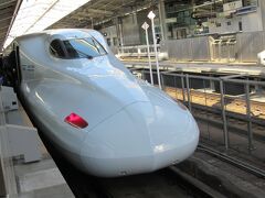 さて、今年のGWは4月28日からで、奥さんと小豆島に出発です。昨年の南紀旅行と同じく新大阪駅まで行きますが、昨年は阪急が遅れてしまったので、阪急淡路駅からタクシーで新大阪駅まで移動しました。今年は、遅れることなく新大阪駅までたどり着けました。
ただし、一般的には4月28日はまだGWに入っていなくて淡路駅までは通勤・通学ラッシュで激込み。久しぶりにぎゅうぎゅう詰めの電車でした