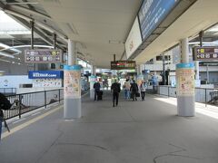 岡山から1時間もかからずに高松駅に到着。改札を出ると小学生の団体があちこちにいて、最寄りのトイレに行けずに別の場所に行きました
