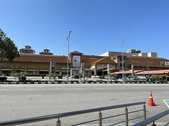 セントラルバスターミナルは郊外にあるので、grabで街の中心部へ
ダタラン パラワン マラッカメガモール（Dataran Pahlawan Melaka Megamall）で下車、モール内へ
写真は道路の反対側のショッピングモール　マコタパレード（Mahkota Parade）
