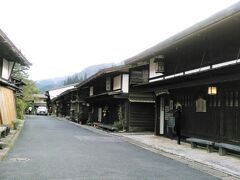 江戸時代の風情が残る妻籠宿の中山道。
落ち着いた風情が残る景色でしたが、車が走ると素敵な景色も台無しでした。