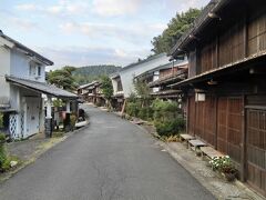 左手に脇本陣の蔵が見えてきました。
もう間もなく第一駐車所への別れ道が見えるはず。