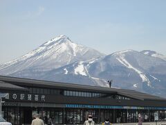 道の駅猪苗代　磐越道猪苗代磐梯高原ICを下りて、すぐ南にある国道115号線沿いにあります。北に雪を被った磐梯山が見えます