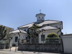 明治10年(1877年)に八幡東学校として建築され、子どもの教育充実を図るために建てられたものであり、その費用の大半が寄付で賄われ、当時にして6,000円(米1俵が1円34銭)が集められたらしい。
 現在は、観光案内所及び市民ギャラリー等として活用されてます(国登録有形文化財)。