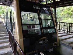 終点の八瀬比叡山口で叡山電車を降り、叡山ケーブルに乗り換えます。
八瀬比叡山口駅から叡山ケーブルのケーブル八瀬駅までは少し離れています。
徒歩5分程度かかります。