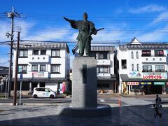 駅前には信長像。右奥のレンタサイクルで自転車を借り、いざ観音寺城へ。