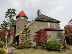 続いて、弘前公園に隣接する「藤田記念庭園」にやって来ました。立派な洋館が目印になっています。こちらも庭園は有料で、弘前公園の天守閣エリア、植物園とのセット券が販売されています。