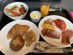 ＜DAY 2＞
おはようございます。
朝食会場「ア クールベール」にてブッフェをいただきます。エッグステーションはなかったけど、サラダが充実していてパンも美味しかったです。和食は全然見ていませんでした。

不満だったのは、コーヒーマシン。1台しかない上に設置場所も悪く、行列が他の料理を取る妨げになっていて、非常にストレスを感じました。沸かしたコーヒーがあれば良かったのにそれもなく、姪っ子が早く行動を開始したがるものだから、コーヒーを諦めました(>_<)